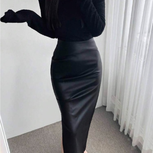 Elegant Black Maxi Skirt - Solid Ruched side slit leather (long) - Picture 4 of 8